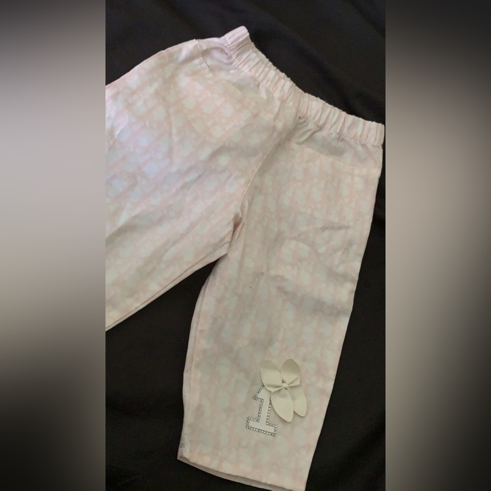 Baby Dior!!
Pretty little baby Dior pants with the iconic Dior pattern in pink - Picture 2 of 2